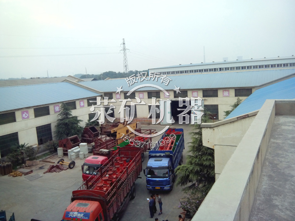 大型選礦設備生產(chǎn)車(chē)間