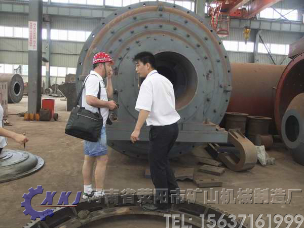 參觀(guān)大型球磨機