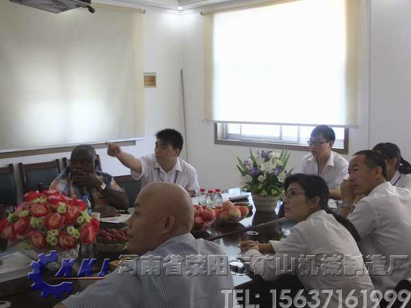 與加納客戶(hù)交談