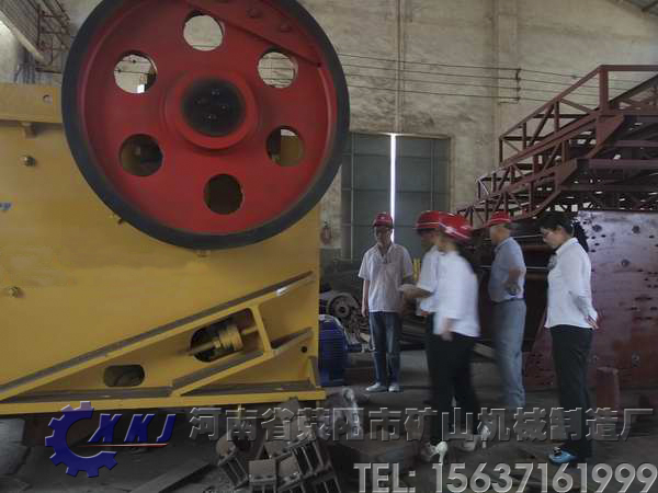 參觀(guān)破碎機生產(chǎn)車(chē)間